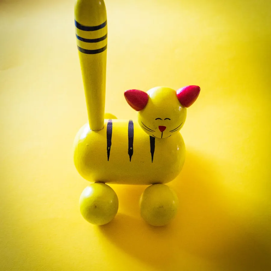 Juguete de madera con forma de gato